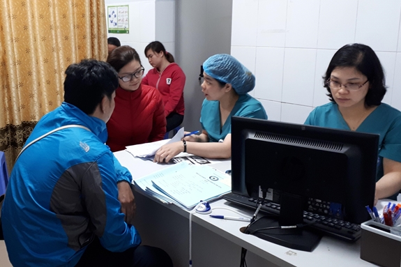 Các bác sĩ tư vấn cho bệnh nhân hiếm muộn sau khi có kết quả xét nghiệm.